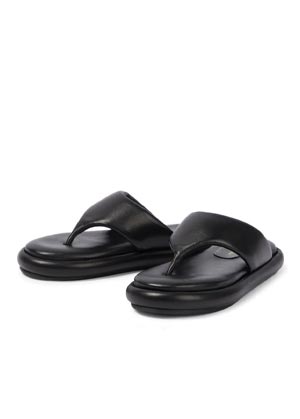Flat Shoe Trends Summer 2022: minimalistic bulky leather flat sandals