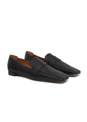 Flat Shoe Trends Summer 2022: Square-toed leather loafers