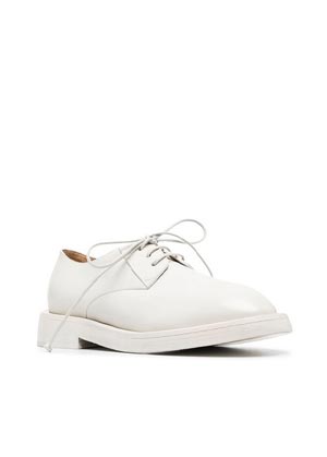 Flat Shoe Trends Summer 2022: White leather Derby shoes