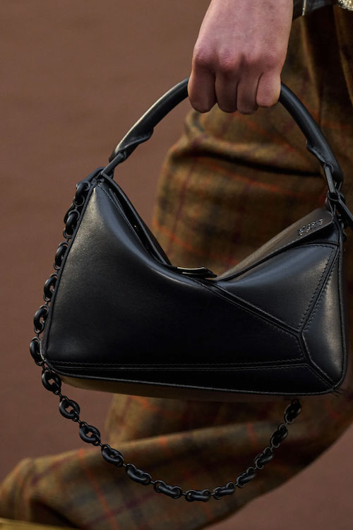 Black leather bag from Loewe Ready to wear runway Fall/Winter 2022